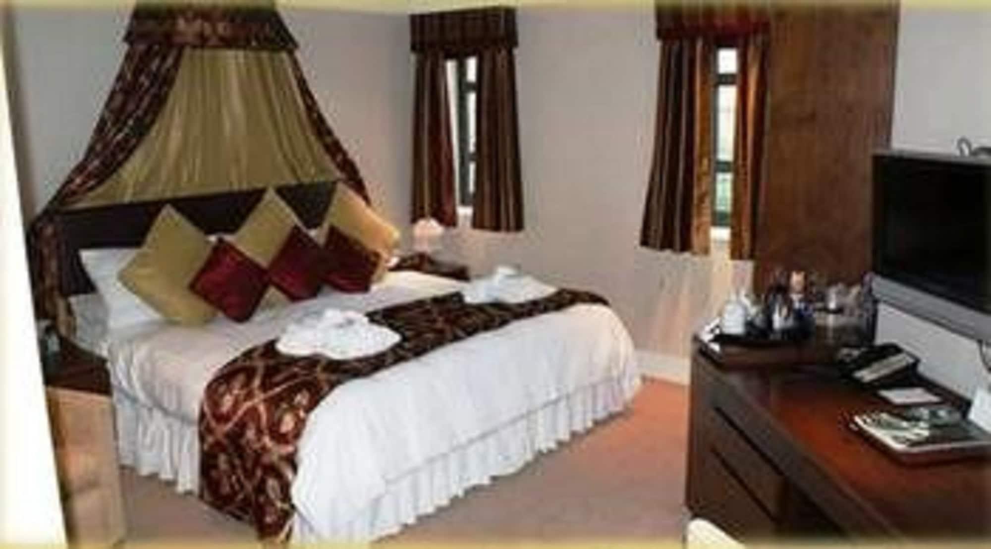 Barn Hotel London Райслип Экстерьер фото