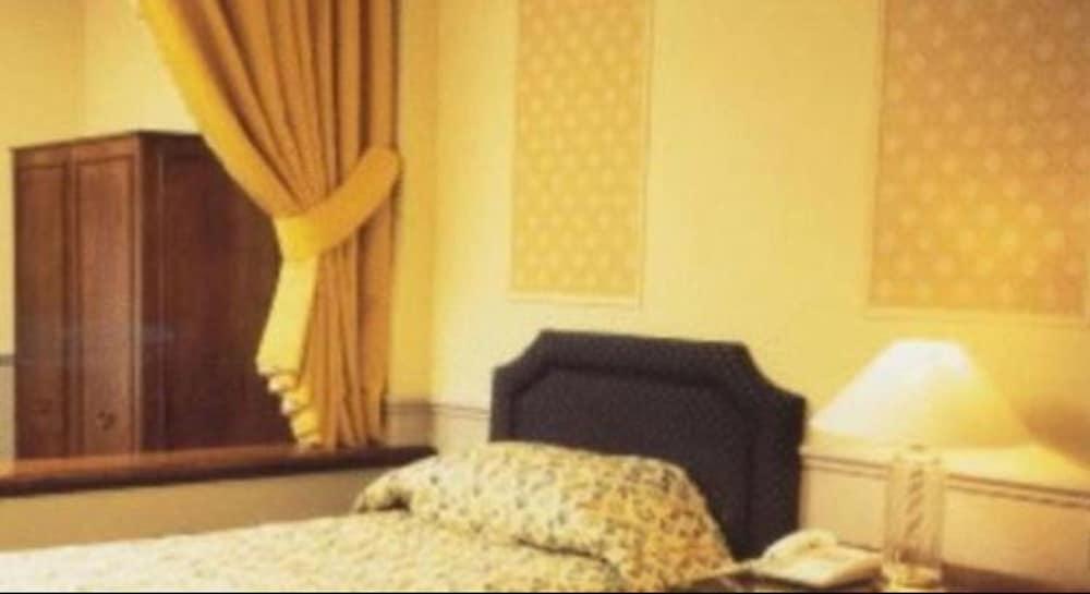 Barn Hotel London Райслип Экстерьер фото