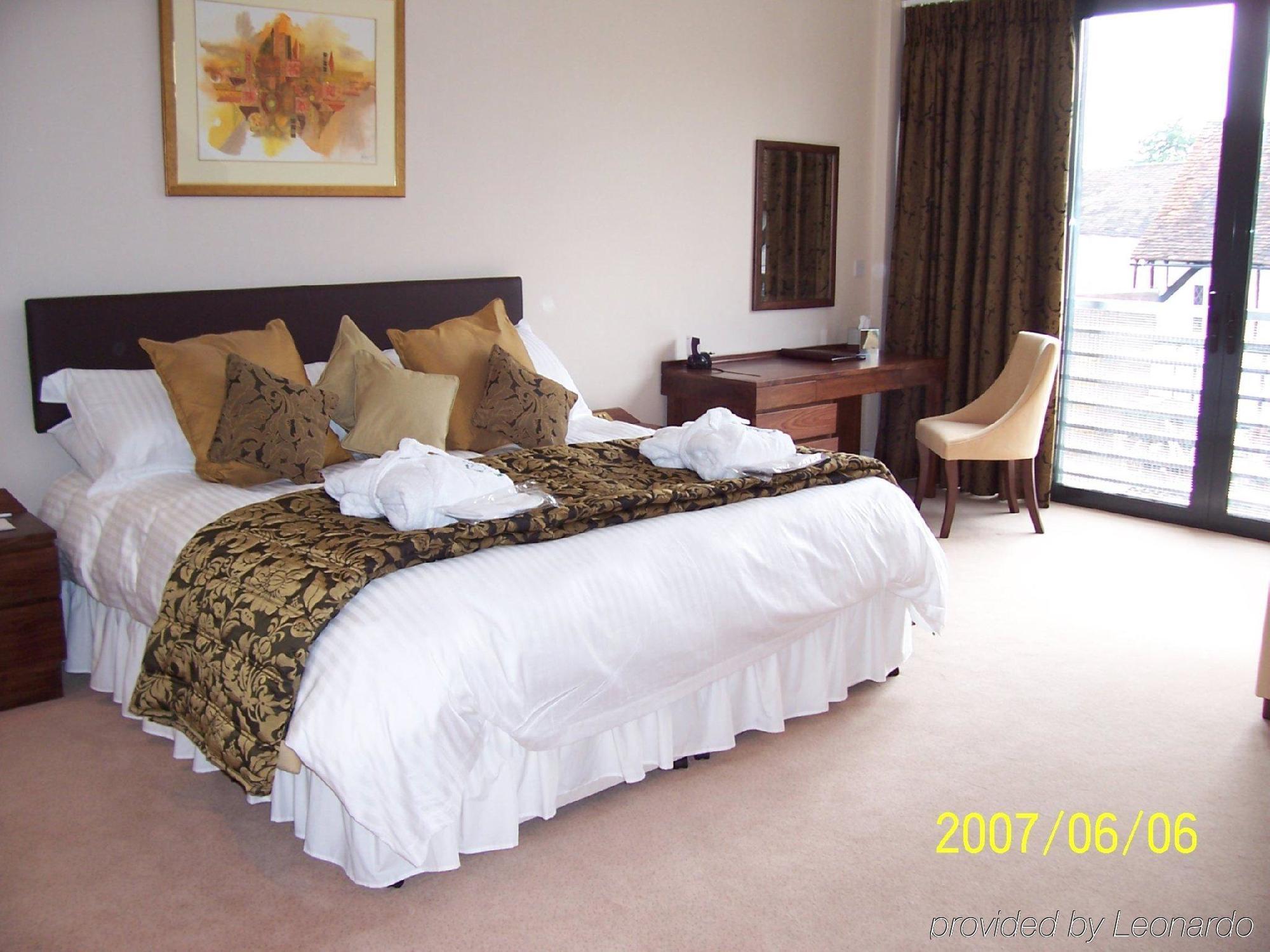 Barn Hotel London Райслип Номер фото